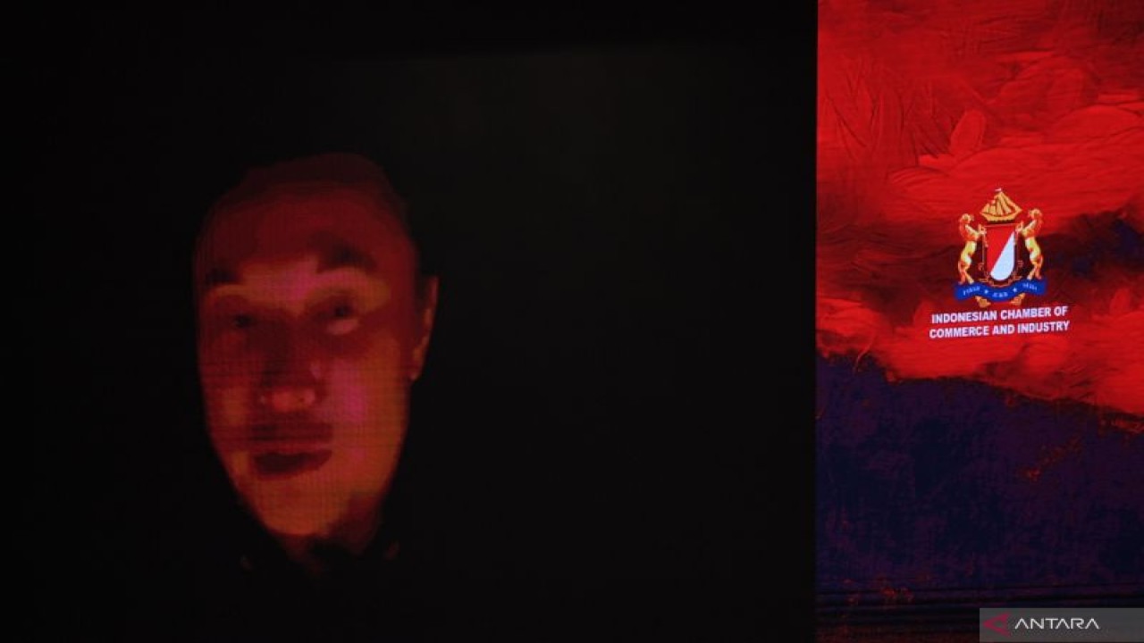 Layar digital menampilkan CEO Tesla Elon Musk berbicara secara virtual dalam Sesi Pleno IX B20 Summit Indonesia 2022 di BNDCC, Nusa Dua, Kabupaten Badung, Bali, Senin (14/11/2022). ANTARA FOTO/MEDIA CENTER G20 INDONESIA/Zabur Karuru/wsj. (ANTARA FOTO/ZABUR KARURU)