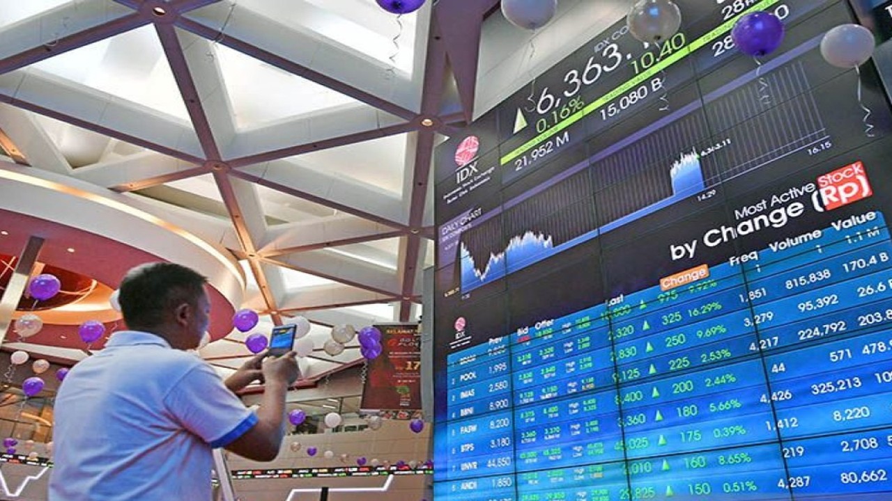 Ilustrasi - Seorang pengunjung memotret layar pergerakan Indeks Harga Saham Gabungan (IHSG) yang menguat di Bursa Efek Indonesia, Jakarta. ANTARA FOTO/Puspa Perwitasari/ama/aa. (ANTARAFOTO/PUSPA PERWITASARI)