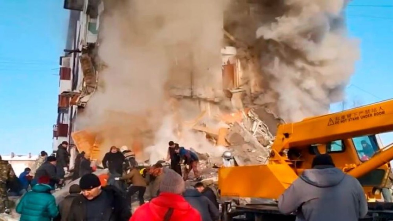 Sebuah ledakan tabung gas terjadi di salah satu gedung apartemen hingga menyebabkan runtuhnya salah satu bagian bangunan pada Sabtu (19/11/2022) pagi waktu Moskow. (Russian Investigative Committee via AP)