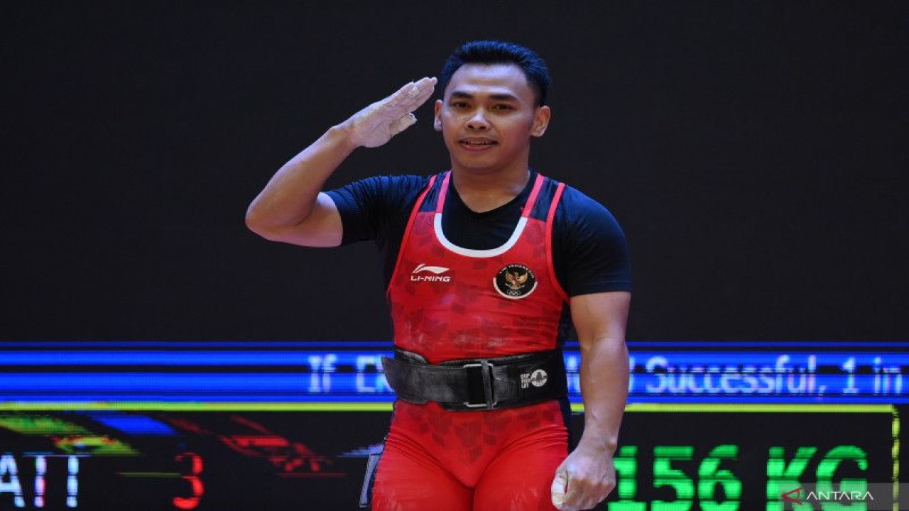 Foto arsip - Lifter Indonesia Eko Yuli Irawan memberikan hormat usai melakukan angkatan "clean and jerk" pada final angkat besi nomor 61 kg putra SEA Games 2021 Vietnam di Hanoi Sports Training and Competition Center, Hanoi, Vietnam, Jumat (20/5/2022). ANTARA FOTO/Zabur Karuru/nym. (ANTARA FOTO/ZABUR_KARURU)