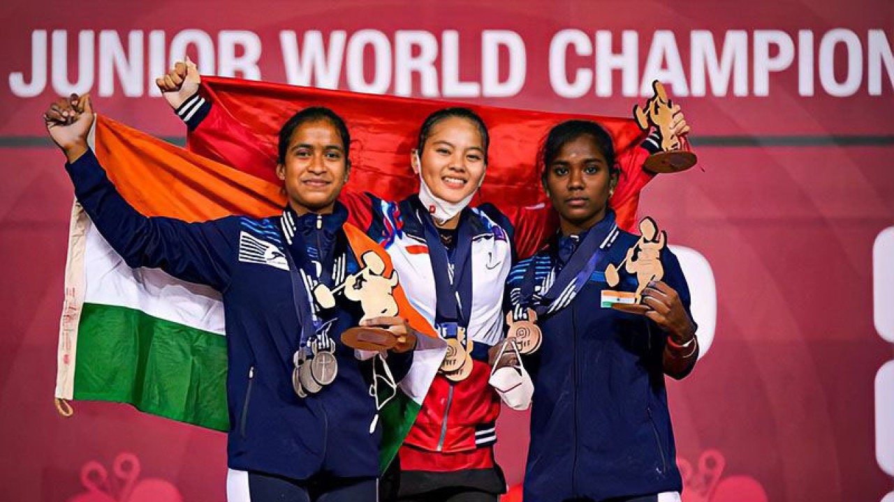 Lifter putri Indonesia Windy Cantika Aisah (tengah) saat meraih medali emas pada Kejuaraan Dunia Angkat Besi Junior 2022 di Crete, Yunani, Selasa (2/5/2022). ANTARA/HO-iwf-sport-Steve Galvan/pri. (ANTARA/HO-iwf-sport-Steve Galvan)