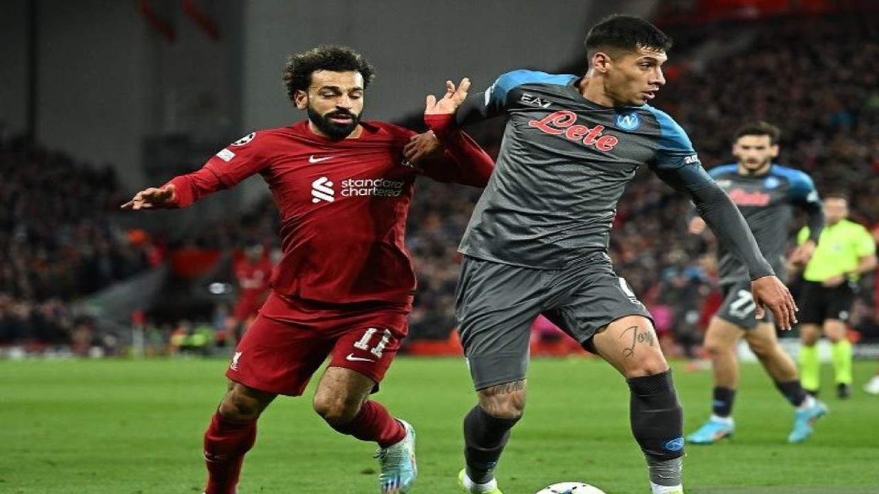 Foto arsip - Bintang Liverpool Mohamed Salah (kiri) berusaha merebut penguasaan bola dari bek Napoli Mathias Olivera dalam laga pemungkas Grup A Liga Champions di Stadion Anfield, Liverpool, Inggris, Selasa (1/11/2022) waktu setempat. (ANTARA/AFP/Oli Scarff)
