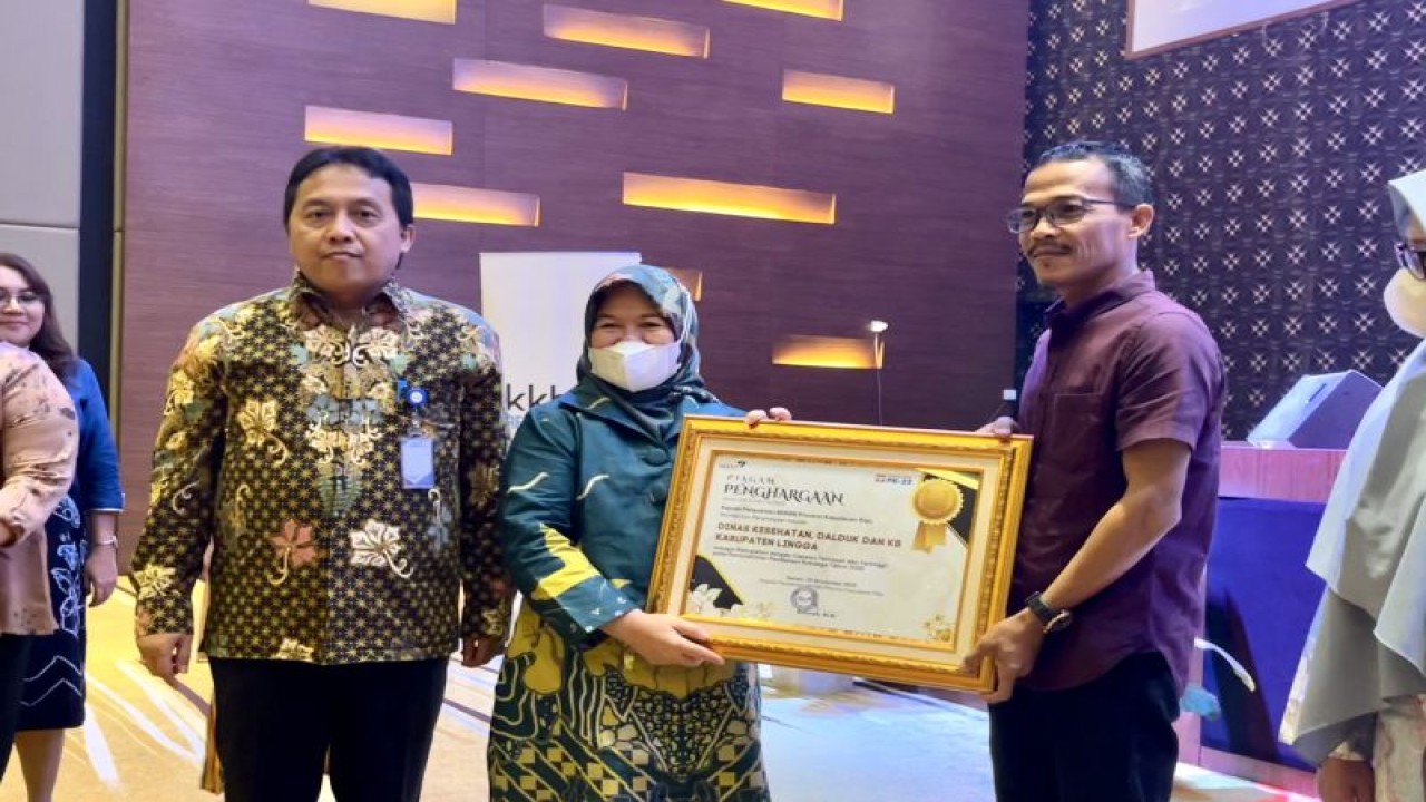 BKKBN Kepri berikan penghargaan kepada Kabupaten Lingga sebagai capaian tercepat dan tertinggi pada pendataan keluarga, Senin (28/11/2022). (ANTARA/Jessica)