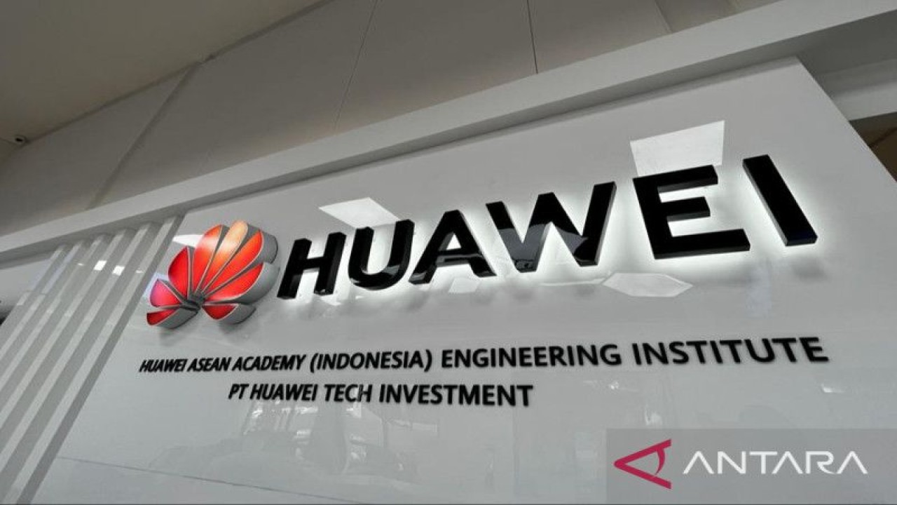 Logo Huawei yang terlihat di Huawei ASEAN Academy di CIBIS Park, Jakarta Selatan, Rabu (23/11/2022). (ANTARA/Arnidhya Nur Zhafira)