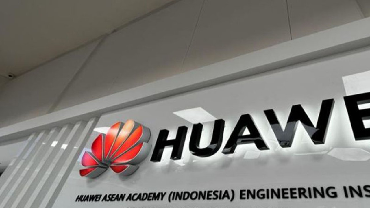Logo Huawei yang terlihat di Huawei ASEAN Academy di CIBIS Park, Jakarta Selatan, Rabu (23/11/2022). (ANTARA/Arnidhya Nur Zhafira)
