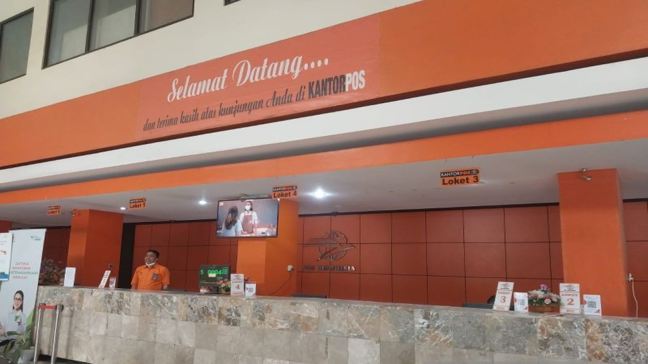 Loket tempat pembayaran/penyaluran bantuan subsidi upah yang disiapkan oleh PT Pos Indonesia KCU Palu, Selasa (22/11/2022). (ANTARA/Muhammad Hajiji)