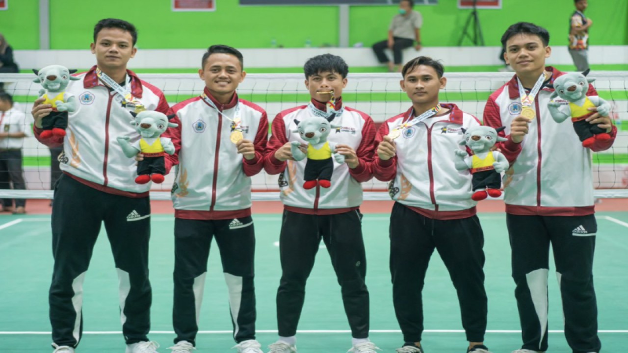 Lima atlet sepak takraw yang berhasil meraih medali emas untuk Provinsi Gorontalo pada Pekan Olahraga Mahasiswa Nasional (POMNAS) XVII di Padang, Sumatera Barat (ANTARA/HO-ung)
