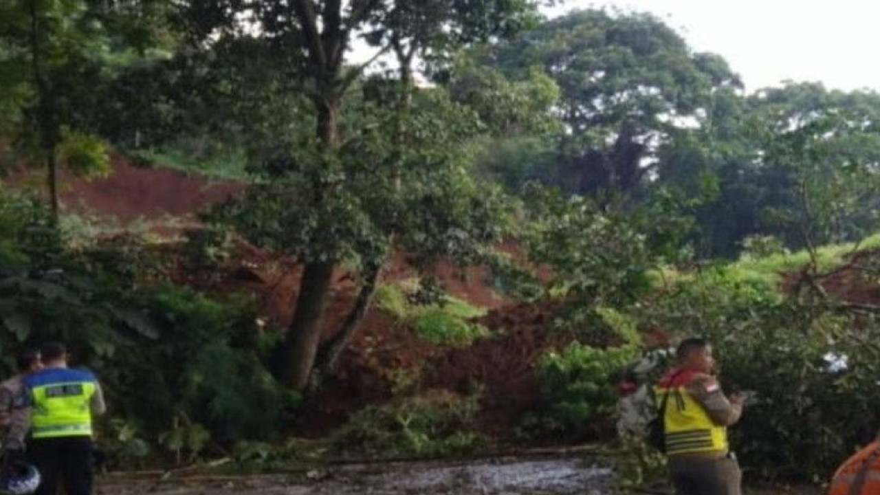 Jalur Puncak tertutup longsor pasca gempa di Kabupaten Cianjur, Jawa Barat, Senin (21/11/2022). (ANTARA/Ahmad Fikri)