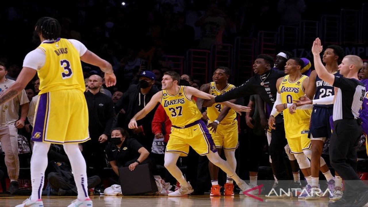 Pebasket Los Angeles Lakers Matt Ryan (37) bereaksi setelah melepaskan tembakan tripoin buzzer-beater untuk memaksakan periode overtime dimainkan dalam gim lanjutan NBA melawan New Orleans Pelicans di Crypto.com Arena, California, Amerika Serikat, Rabu (2/11/2022) waktu setempat. (ANTARA/AFP/GETTY IMAGES/Harry How)