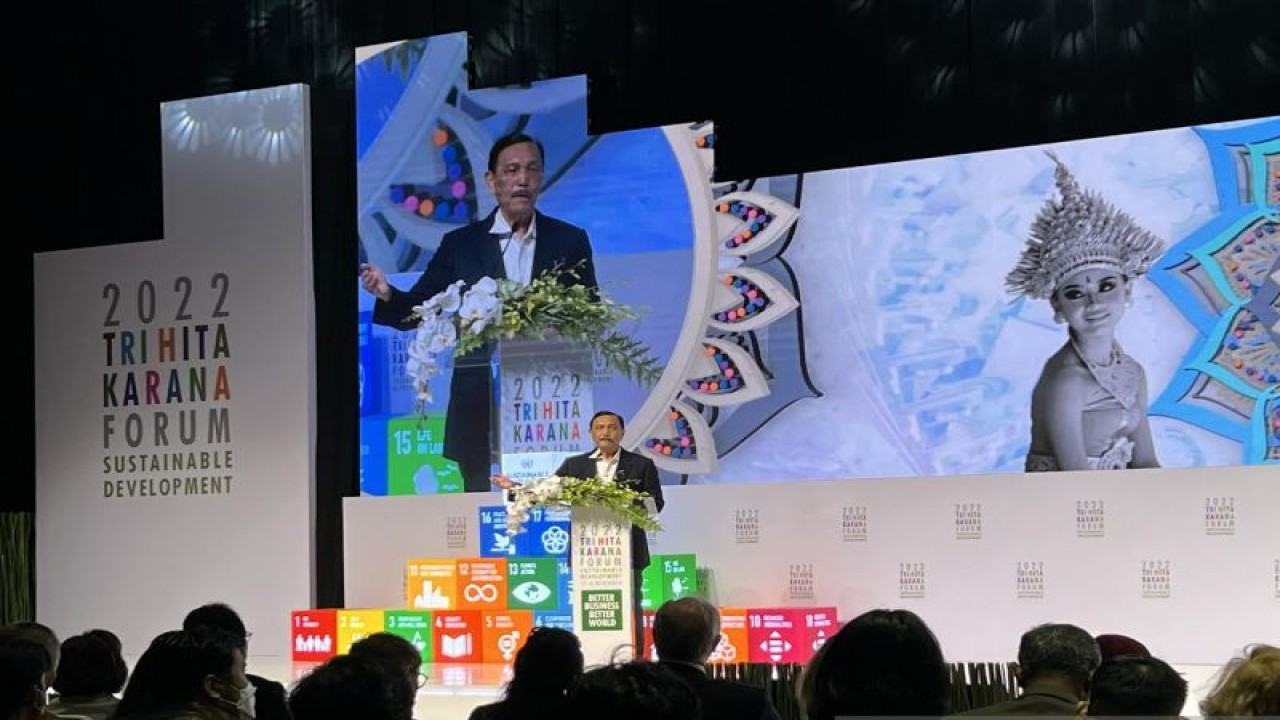 Menteri Koordinator bidang Kemaritiman dan Investasi (Menkomarves) Luhut Binsar Pandjaitan dalam Tri Hita Karana (THK) Blended Finance Presidensi G20 Indonesia di Nusa Dua, Bali, Minggu (13/11/2022). (ANTARA/AstridFaidlatulHabibah)
