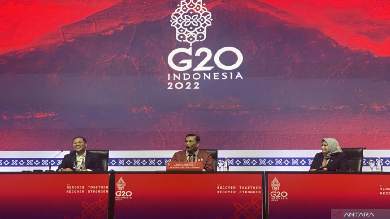 Menteri Koordinator Bidang Kemaritiman dan Investasi (Menkomarves) Luhut Binsar Pandjaitan dalam konferensi pers bertema "Just Transition Energy Partnership" di Nusa Dua, Bali, Selasa (15/11/2022). ANTARA/Astrid Faidlatul Habibah)