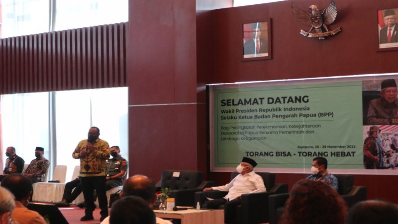 Wakil Menteri Dalam Negeri John Wempi Wetipo berbicara saat audiensi Wakil Presiden Ma'ruf Amin dengan Dewan Perwakilan Rakyat Papua (DPRP), Majelis Rakyat Papua (MRP) dan Sekretaris Daerah Provinsi Papua beserta jajaran di Kota Jayapura, provinsi Papua, Selasa (29/11). (ANTARA/Desca Lidya Natalia)