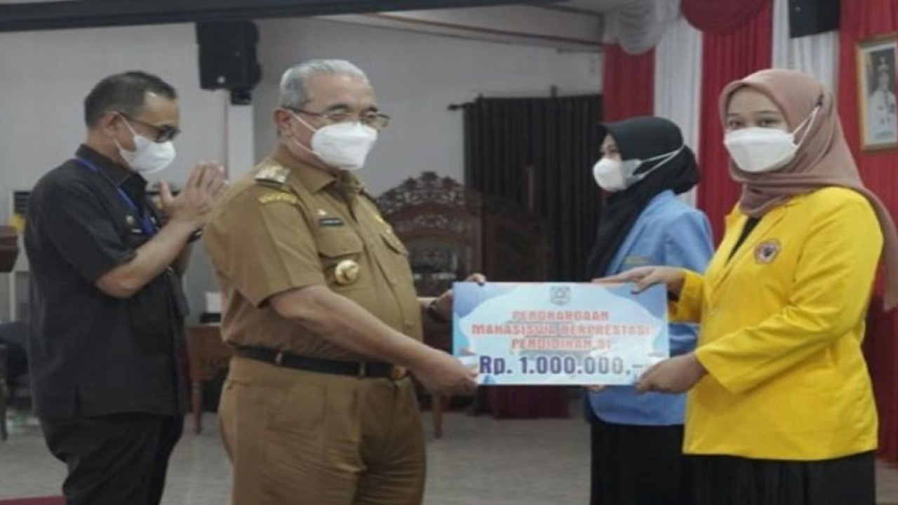 Penyerahan penghargaan untuk mahasiswa dan mahasiswi berprestasi HSS. (Antara/HO-Diskominfo HSS) (ANTARA-HO/ist)