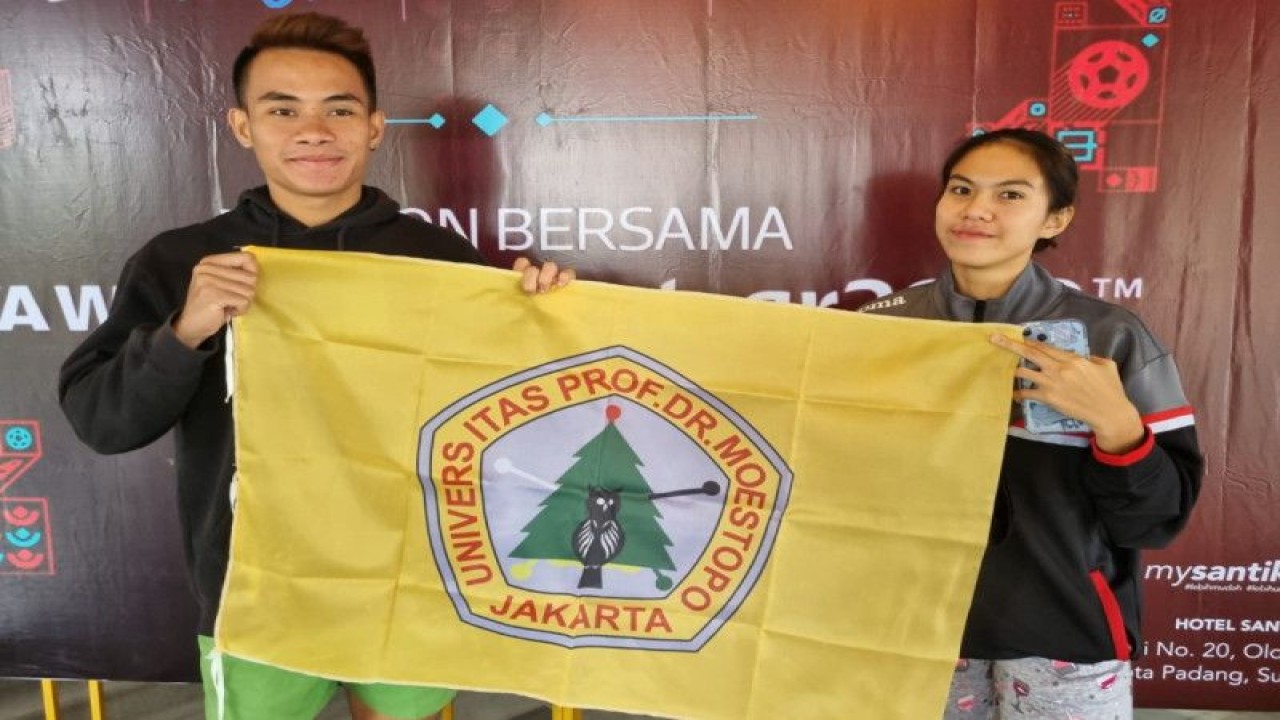Dua mahasiswa Universitas Moestopo yang berhasil memenangkan sejumlah medali emas di POMNAS XVII, Padang. ANTARA/HO-Dokumentasi Pribadi