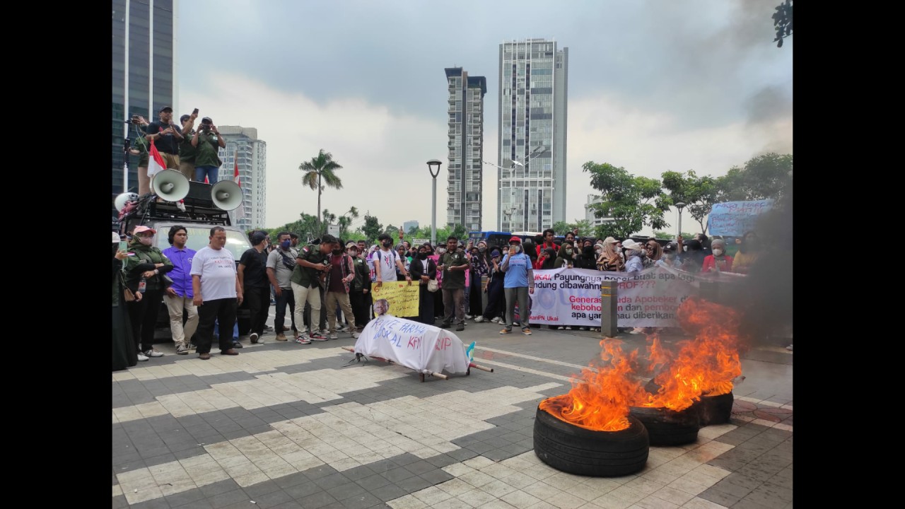 Mahasiswa apoteker saat berunjuk rasa di depan Kantor Kemendikbudristek.