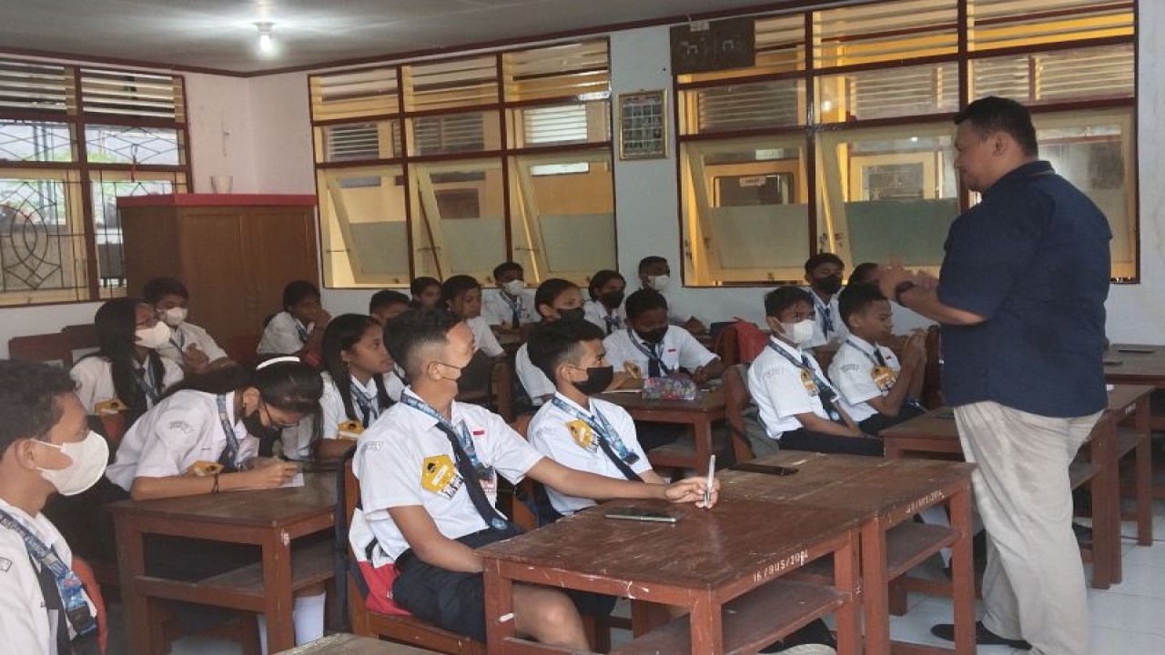 Kementerian Keuangan (Kemenkeu) perwakilan Maluku melaksanakan program mengajar di sejumlah sekolah di kota Ambon. ANTARA/Penina F Mayaut.