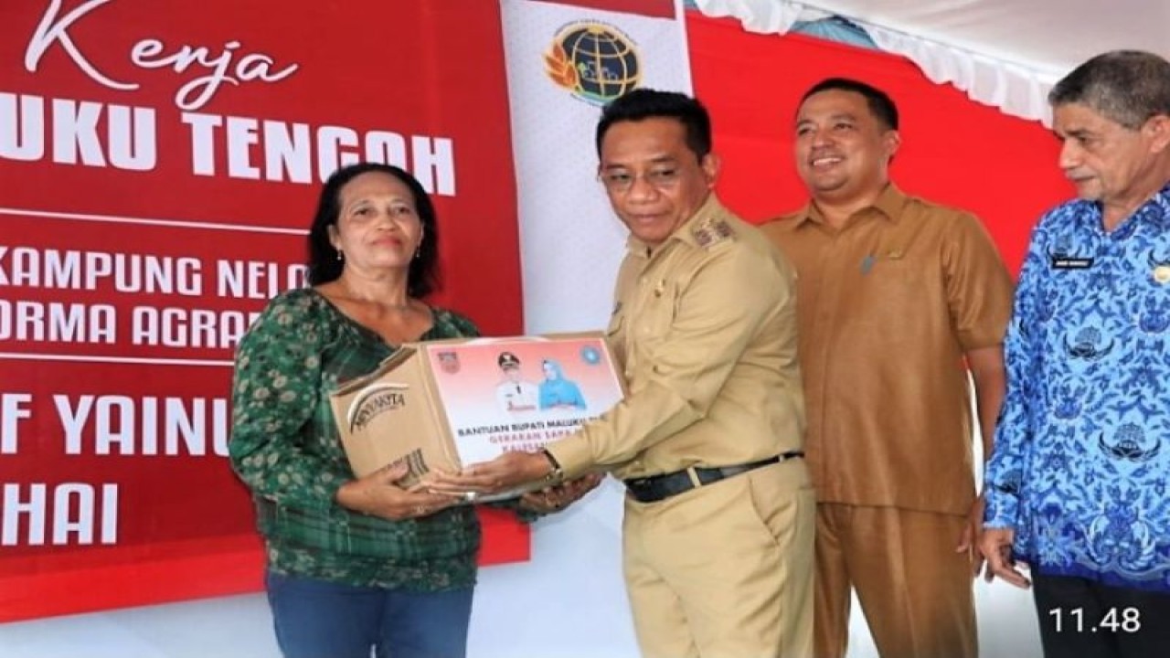 Penjabat Bupati Maluku Tengah Muhammat Marasabessy menyerahkan bantuan kepada salah seorang warga kampung nelayan Yainuelo, Kecamatan Amahai, Maluku Tengah, Selasa (29/11/2022) ANTARA/HO-Diskominfo Maluku Tengah