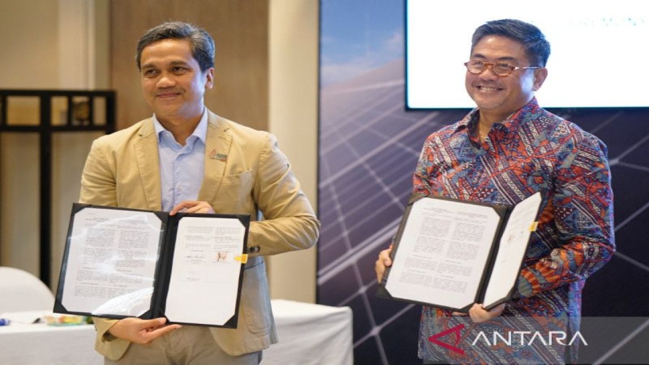 Managing Director Electrum Patrick Adhiatmadja dan CEO Pertamina NRE Dannif Danusaputro berfoto bersama usai penandatanganan pokok-pokok kerja sama terms sheet (Heads of Agreement Terms Sheet) antara Electrum dan Pertamina NRE pada Sabtu (12/11/2022). (ANTARA/HO/GoTo Grup)