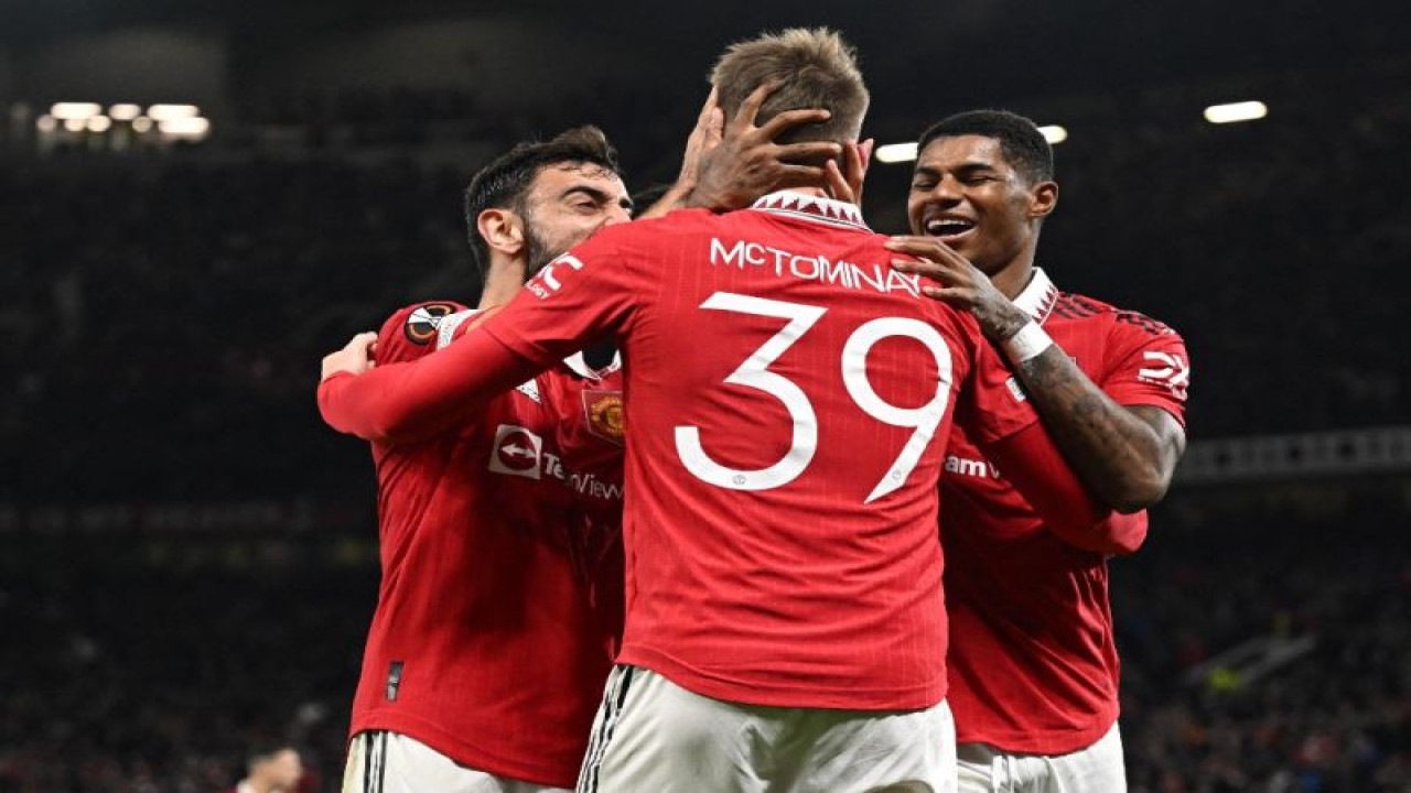 Gelandang Manchester United Scott McTominay (tengah) dan rekannya striker Marcus Rashford (kanan) serta gelandang Bruno Fernandes, semuanya dalam foto 13 Oktober 2022 ketika MU menghadapi Omonia dalam laga Liga Europa. Ketiga pemain mencetak gol ketika United mengalahkan Aston Villa 4-2 dalam Piala Liga di Old Trafford, 10 November 2022. (AFP/OLI SCARFF)