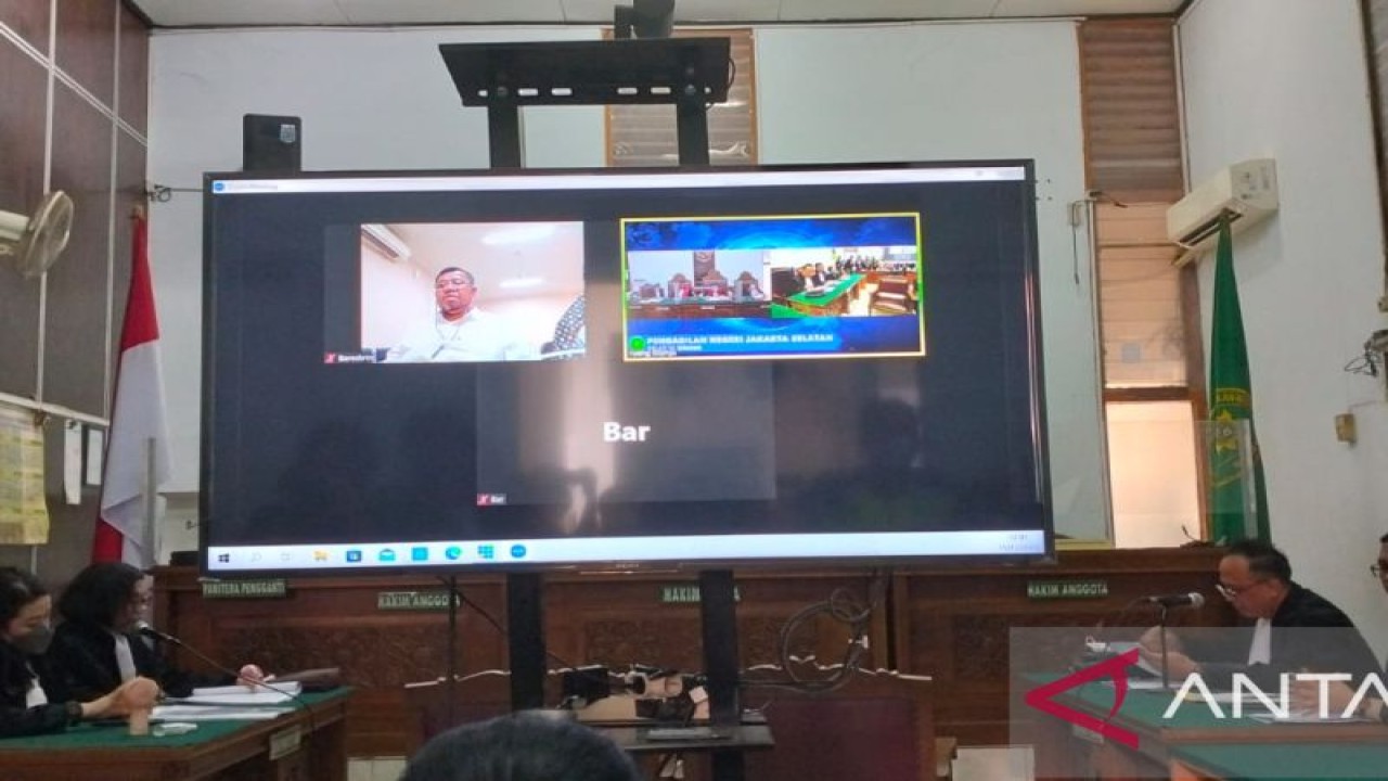 Mantan Presiden dan High Action (ACT) lembaga yang bergerak di bidang kemanusiaan Ahyudin mengikuti konferensi virtual di PN Jakarta Selatan, Selasa (15/11/2022). (ANTARA/Muhammad Zulfikar).