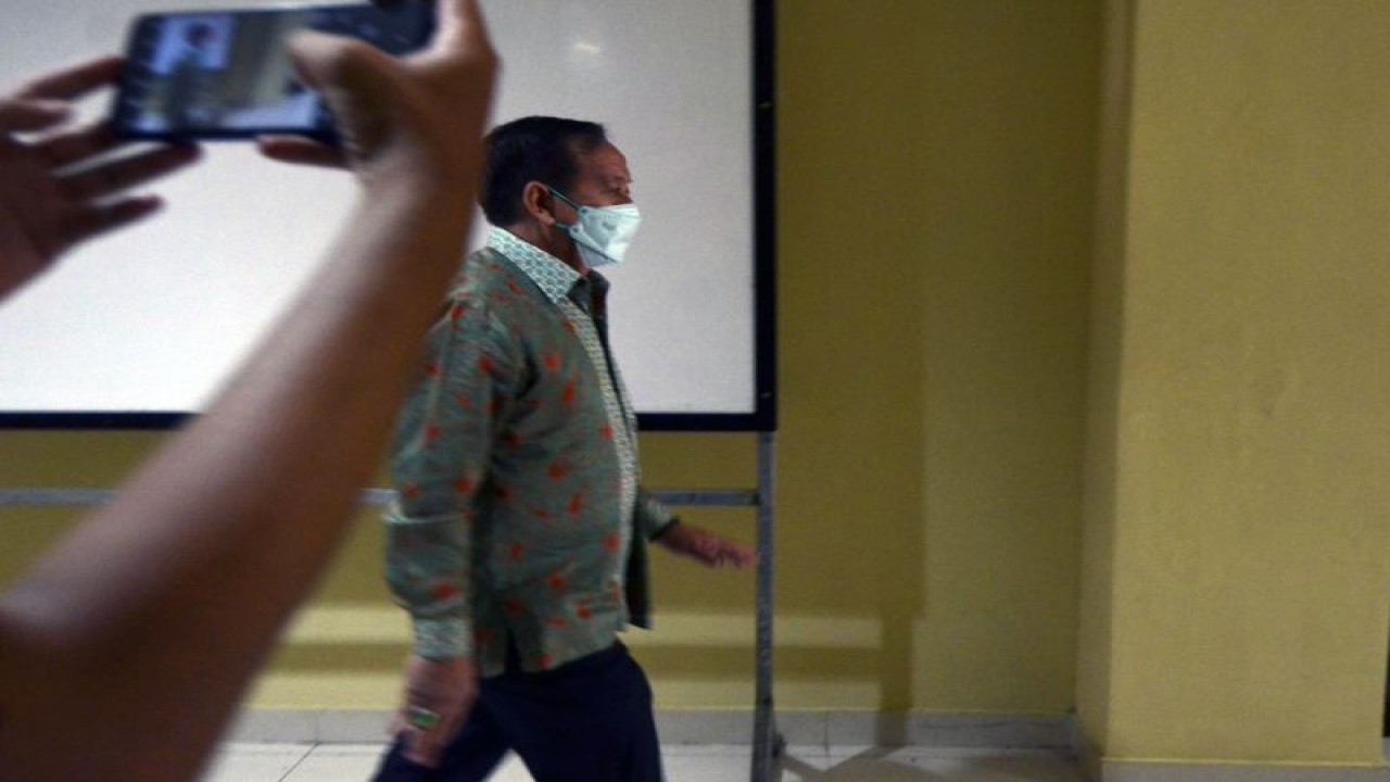 Mantan wali Kota Bandar Lampung Herman H.N. berjalan saat akan menjalani pemeriksaan oleh penyidik KPK di Polresta Bandar Lampung, Lampung, Kamis (17/11/2022). (ANTARA FOTO/Ardiansyah/foc)