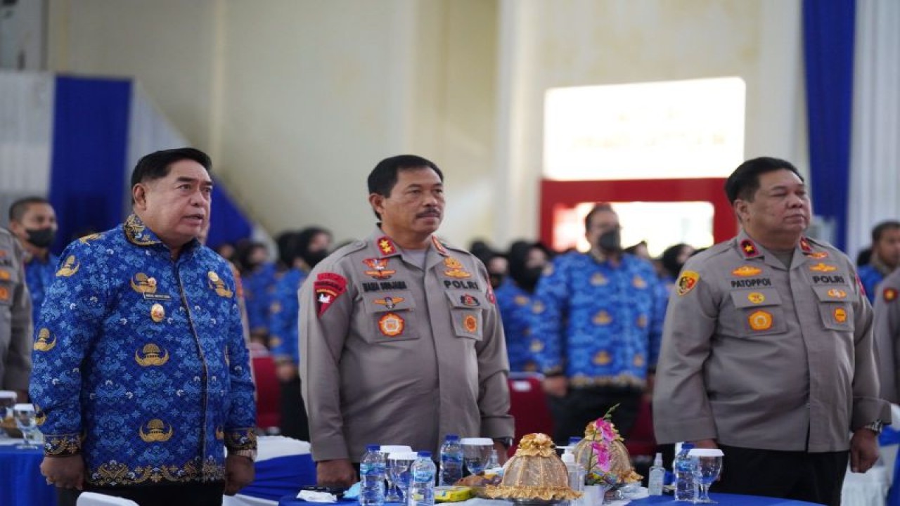 Sekdaprov Sulsel Abdul Hayat Gani (kiri) bersama Kapolda Sulsel Irjen Pol Nana Sudjana (tengah) menghadiri perayaan Hari Jadi Korpri di Mapolda Sulsel, Selasa,(29/11/2022).ANTARA/HO-Humas Pemprov Sulsel