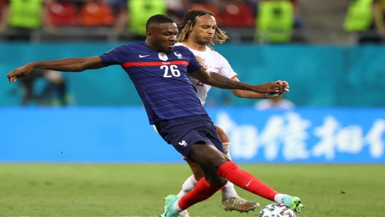 Arsip - Marcus Thuram ketika dibayangi bek Kevin Mbabu ketika laga Timnas Prancis melawan Swiss di babak 16 besar EURO 2020, di The National Arena, Bucharest, 28 Juni 2021.(ANTARA/AFP/MARKO DJURICA)
