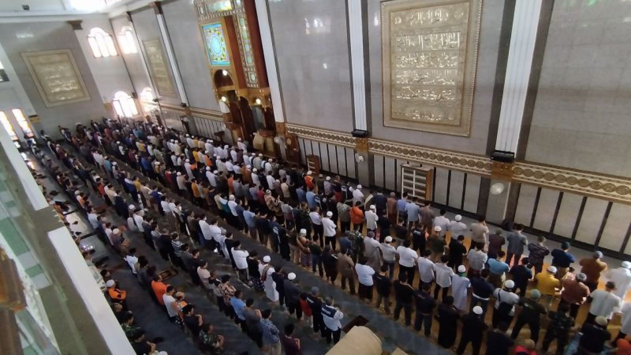 Jamaah melaksanakan shalat gaib untuk mendoakan korban gempa di Masjid Agung Cianjur, Kabupaten Cianjur, Jawa Barat, Jumat (25/11/2022). (FOTO ANTARA/Bagus Ahmad Rizaldi)