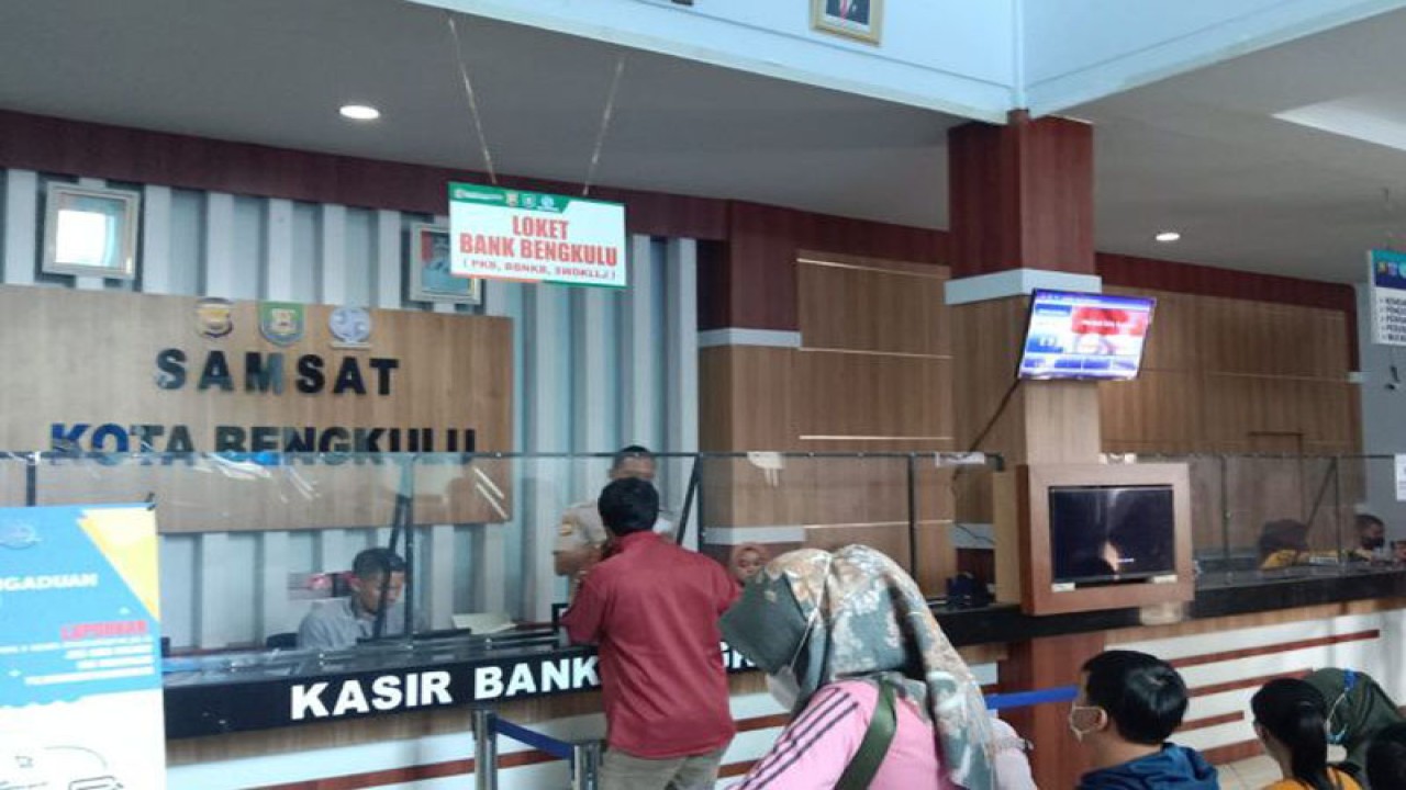 Masyarakat Bengkulu saat melakukan pembayaran program pemutihan pajak kendaraam di Samsat Kota Bengkulu. ANTARA/Anggi Mayasari