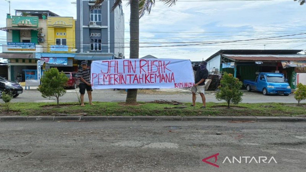 Masyarakat meminta pemerintah untuk memperbaiki Jalan rusak yang merupakan kewenangan Pemerintah Kota Bengkulu. ANTARA/Anggi Mayasari