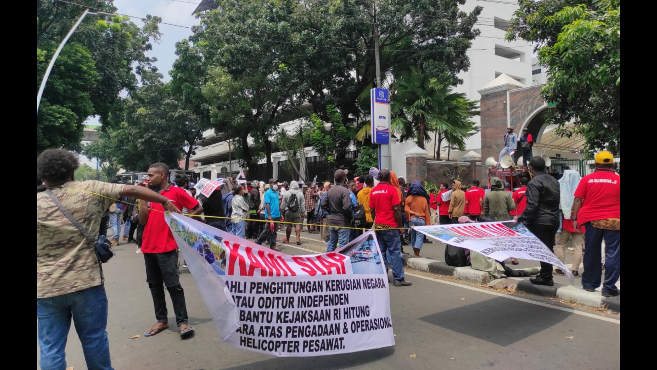 Masyarakat Papua saat berunjuk rasa di depan kantor Kejagung RI.