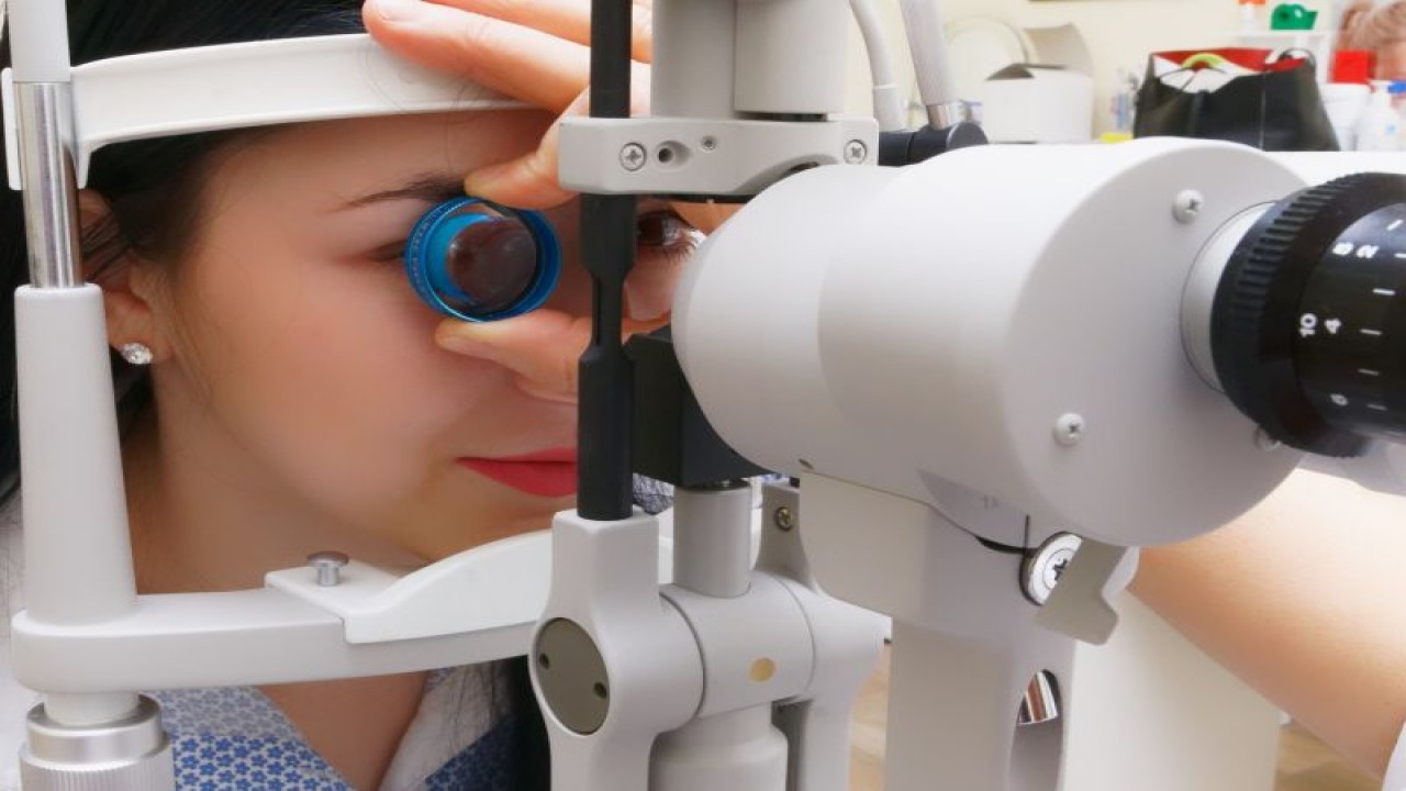 Ilustrasi seseorang melakukan pemeriksaan mata (Pixabay)