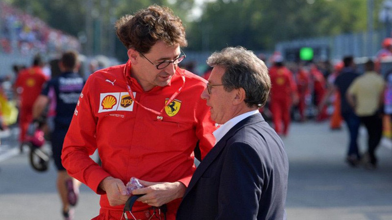 Foto arsip - Team Principal Ferrari Mattia Binotto berbicara dengan CEO Ferrari Louis C. Camilleri (kanan) di Sirkuit Autodromo Nazionale di Monz (7/9/2019). ANTARA/AFP/Andrei Isakovic/aa. (AFP/ANDREJ ISAKOVIC)