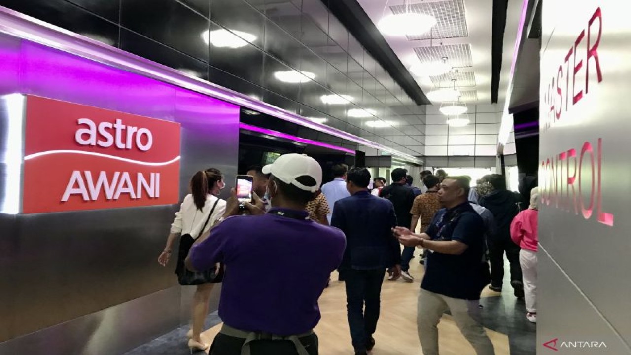Arsip-Sejumlah wartawan dari Indonesia dan Malaysia mengunjungi studio televisi Astro Awani di Kuala Lumpur. (ANTARA/Virna P Setyorini)