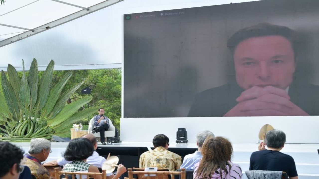 Dialog antara Mendikbudristek Nadiem Anwar Makarim dengan pebisnis asal Amerika Serikat Elon Musk di Bali, Senin (14/11/2022). (ANTARA/HO- Humas Kemendikbudristek)