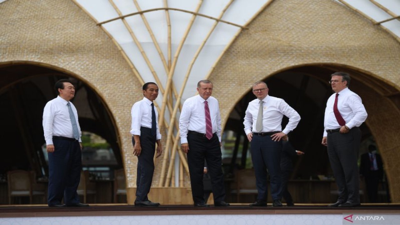 Presiden Joko Widodo (kedua kiri) berfoto bersama (dari kiri) Presiden Korea Selatan Yoon Suk-yeol, Presiden Turki Recep Tayyip Erdogan, Perdana Menteri Australia Anthony Albanese dan Menteri Luar Negeri Meksiko Marcelo Ebrard Casaubon usai menghadiri KTT Mexico, Indonesia, South Korea, Turkey, and Australia (MIKTA) di Nusa Dua, Bali, Selasa (15/11/2022). ANTARA FOTO/Media Center G20/Akbar Nugroho Gumay/wsj. (ANTARA FOTO/Akbar Nugroho Gumay)