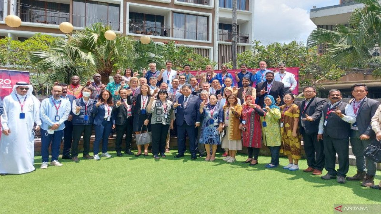 Menteri Koordinator Bidang Perekonomian Airlangga Hartarto berfoto bersama delegasi L20 di Kuta, Provinsi Bali, Senin (14/11/2022). (FOTO ANTARA/Natisha Andarningtyas)