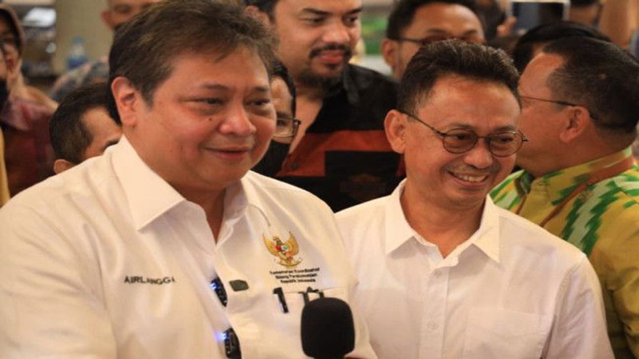 Menteri Koordinator Bidang Perekonomian (Kemenko) RI Airlangga Hartato didampingi Wali Kota Pontianak, Edi Rusdi Kamtono berbincang dengan pedagang Pasar Flamboyan di sela memberikan bantuan KUR. (ANTARA/Dedi)