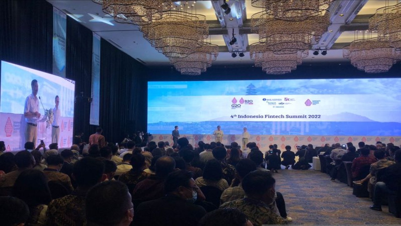 Menteri Koordinator Kemaritiman dan Investasi (Menko Marves) Luhut Binsar Pandjaitan saat menyebutkan upaya menjadikan Indonesia negara dengan pemasukan tinggi, di Denpasar, Kamis (10/11/2022). ANTARA/Ni Putu Putri Muliantari