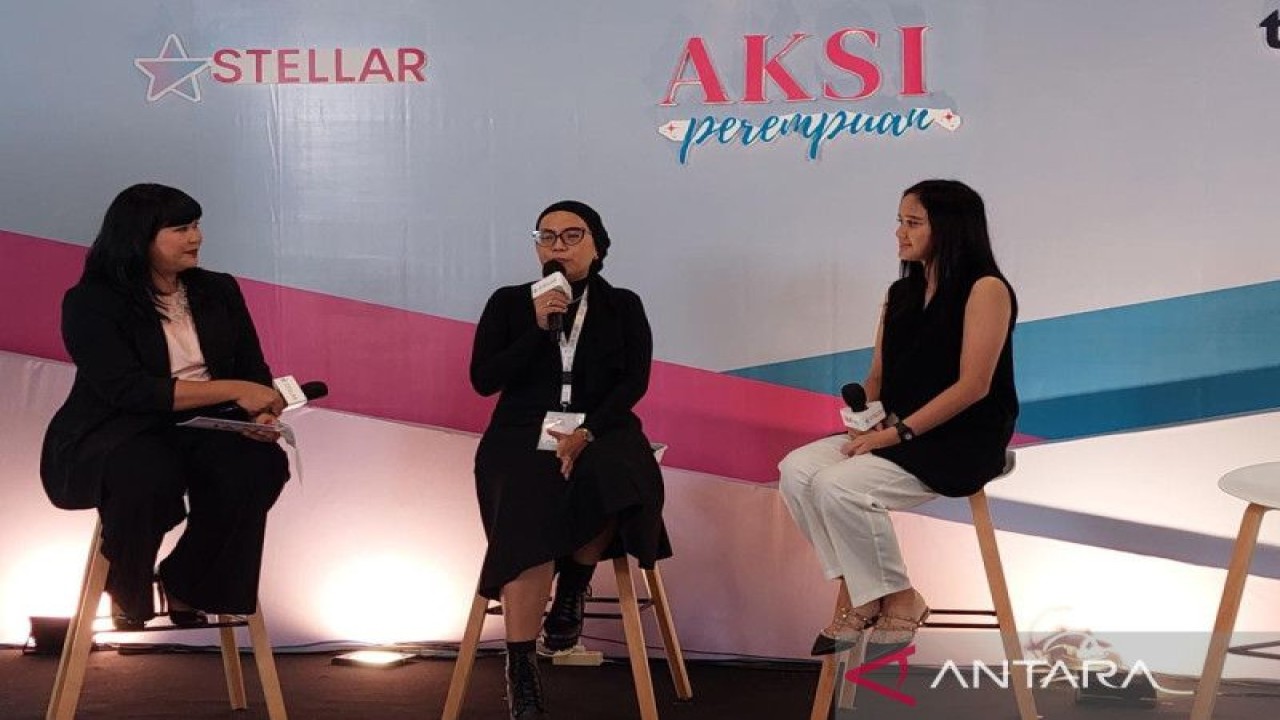 Salah satu pemenang program AKSI Perempuan Batch 1 Raldina Asdyanti (tengah) didampingi Founder dan CEO Hesitada Group Tama Florentina di Tjufoo HQ, Jakarta, Selasa (22/11/2022). (Sinta Ambarwati)