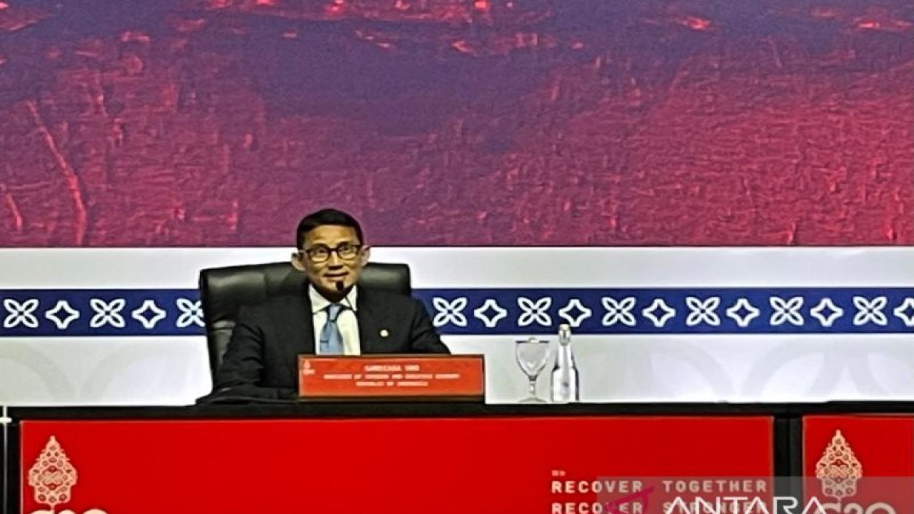 Menparekraf Sandiaga Uno menyampaikan keterangan pers di sela-sela KTT G20 di Nusa Dua, Bali, pada Selasa (15/11/2022). (ANTARA/Yashinta Difa)