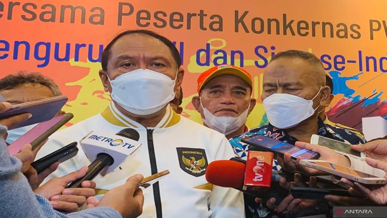 Menteri Pemuda dan Olahraga (Menpora) Zainudin Amali pada saat memberikan keterangan kepada media usai menghadiri Sosialisasi Implementasi Desain Besar Olahraga Nasional (DBON) di Kota Malang, Jawa Timur, Senin (21/11/2022). (ANTARA/Vicki Febrianto)