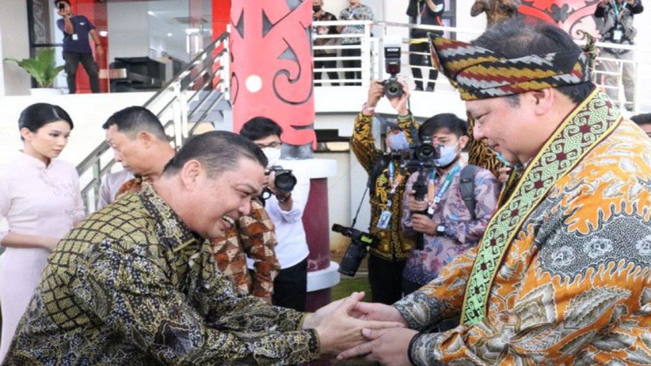 Wagub Kalbar Ria Norsan didampingi Kepala Biro Perekonomian Setda Provinsi Kalbar Frans Zano dan perwakilan instansi pemerintahan di lingkungan Pemerintah Provinsi Kalbar menyambut kedatangan Menko Perkonomian Airlangga Hartanto. ANTARA/Rendra Oxtora