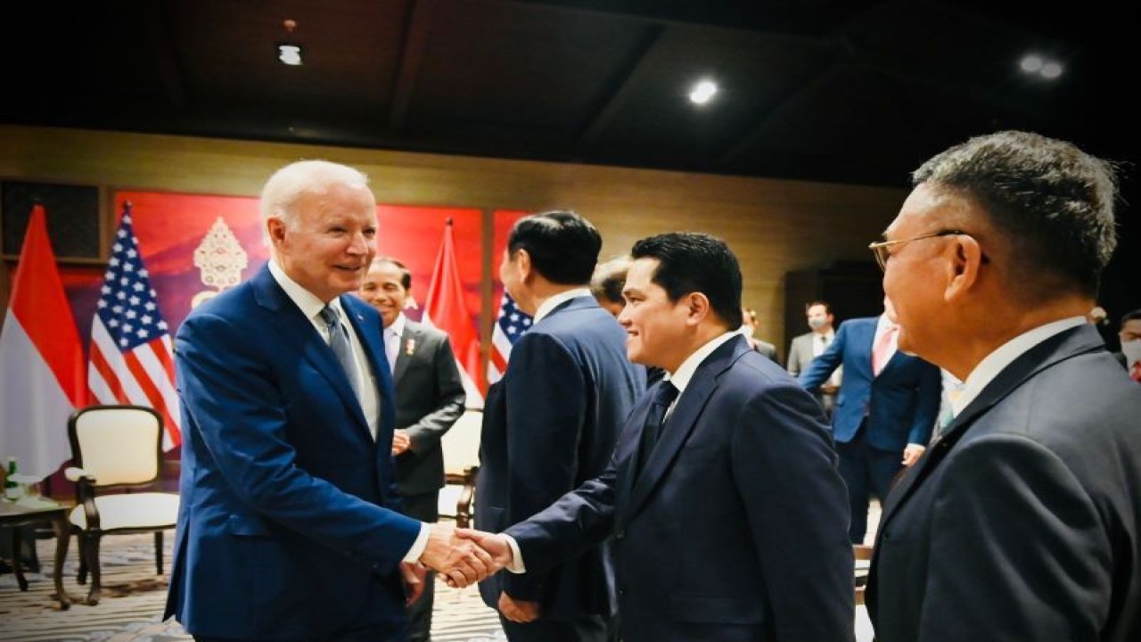 Menteri BUMN Erick Thohir berjabat tangan dengan Presiden Amerika Serikat Joe Biden. ANTARA/HO-Kementerian BUMN