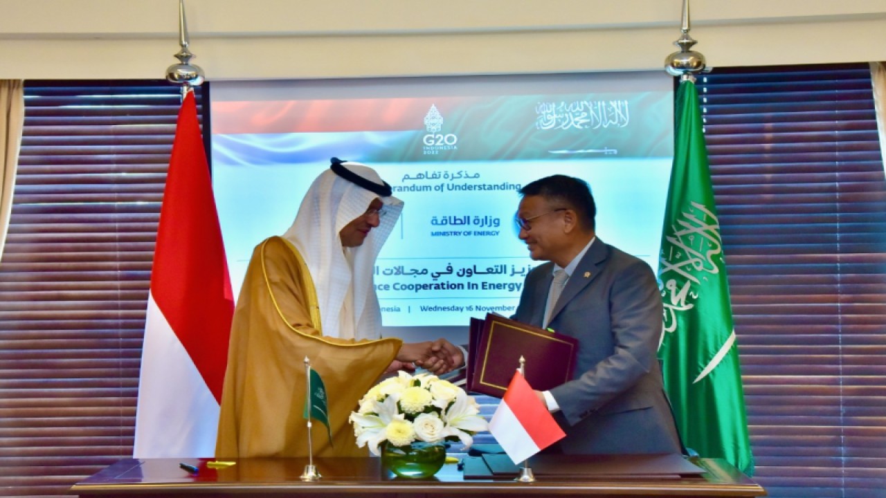 Menteri Energi dan Sumber Daya Mineral (ESDM) Arifin Tasrif (kanan) berjabat tangan dengan Menteri Energi Arab Saudi Prince Abdulaziz bin Salman bin Abdulaziz Al Saud usai melakukan penandatanganan nota kesepahaman (MoU) bidang energi di Nusa Dua, Badung, Bali, Rabu (16/11/2022). ANTARA/HO-Humas Kementerian ESDM