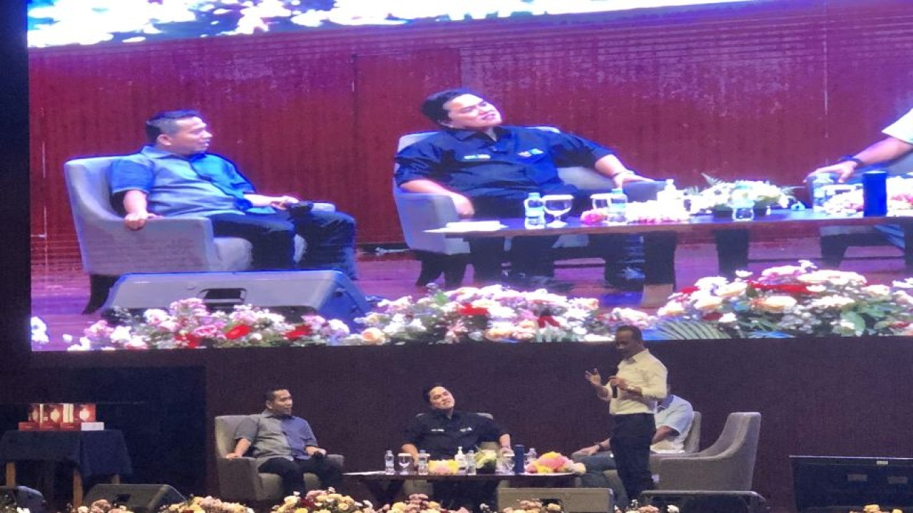 Menteri Badan Usaha Milik Negara (BUMN) Erick Thohir dan Menteri Investasi/Kepala Badan Koordinasi Penanaman Modal (BKPM) Bahlil Lahadalia saat menghadiri "Seminar Nasional bertajuk Investasi Masa Depan Kepemimpinan Nasional" di Tangerang, Selasa. (ANTARA/ Sella Panduarsa Gareta)