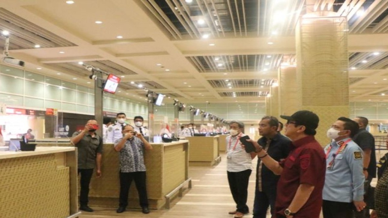 Menteri Hukum dan Hak Asasi Manusia (Menkumham) Yasonna Hamonangan Laoly mengecek kesiapan petugas di Bandara Internasional I Gusti Ngurah Rai dalam menyambut delegasi G20. ANTARA/HO-Humas Kemenkumham