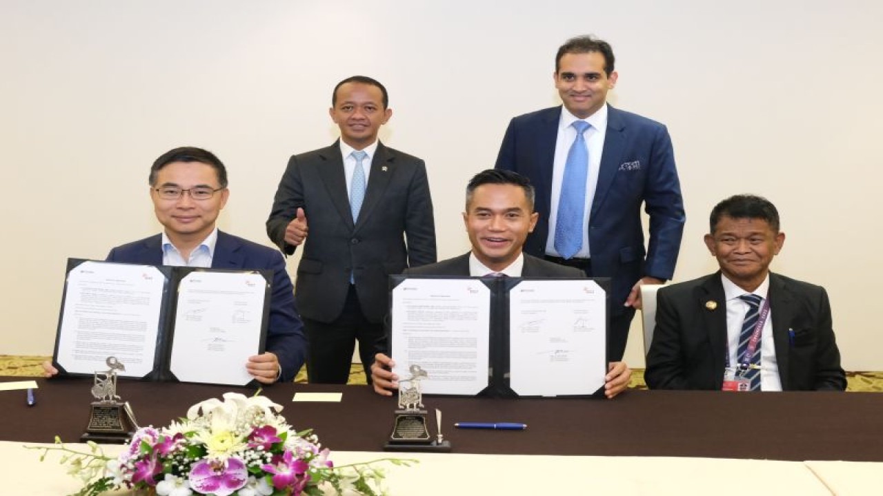 Menteri Investasi/Kepala BKPM menyaksikan penandatanganan HoA antara PT Bakrie & Brothers Tbk (BNBR) dan Envision AESC Group di sela-sela kegiatan United Kingdom (UK)-Indonesia Business Lunch di Bali, Minggu (13/11/2022). (ANTARA/HO Kementerian Investasi/BKPM)