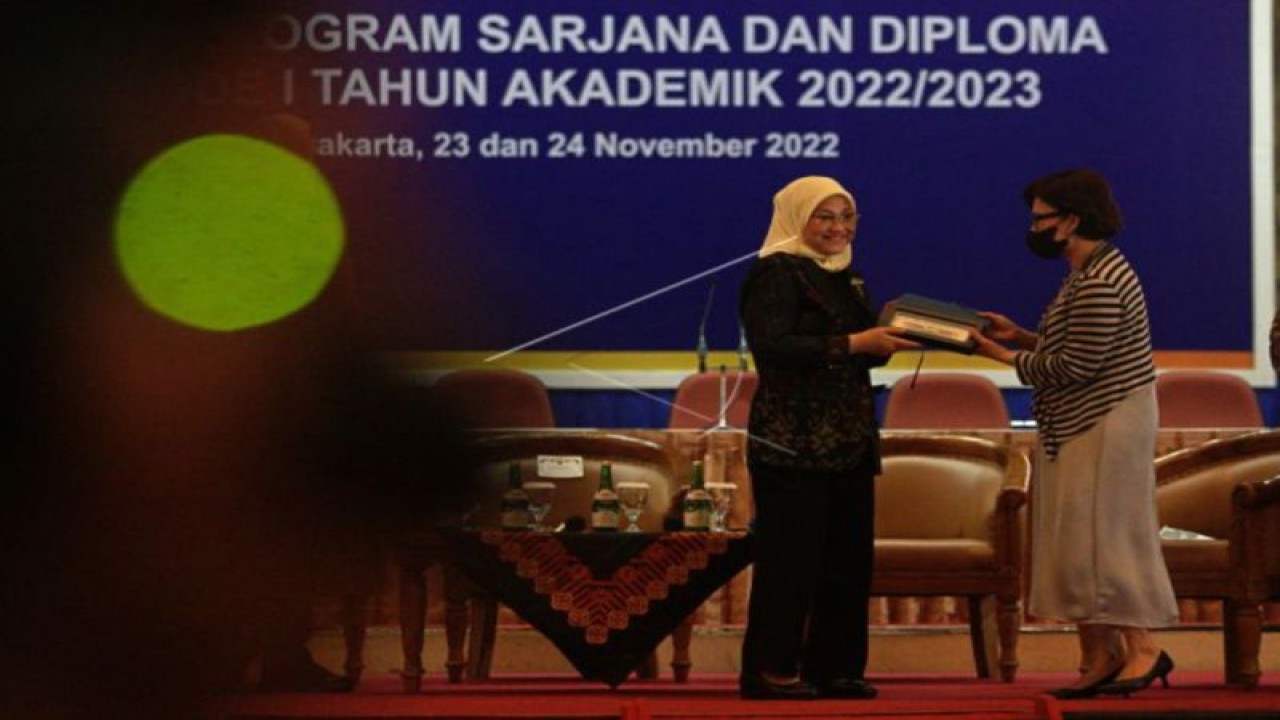 Menteri Ketenagakerjaan Ida Fauziyah (kiri) memperoleh cindera mata dari Rektor UGM Ova Emilia (kanan) saat Pembekalan Calon Wisuda Progam Sarjana dan Diploma Periode I Tahun Akademik 2022/2023 UGM di Universitas Gadjah Mada (UGM), Sleman, DI Yogyakarta, Selasa (22/11/2022) (ANTARA FOTO/Andreas Fitri Atmoko/foc)