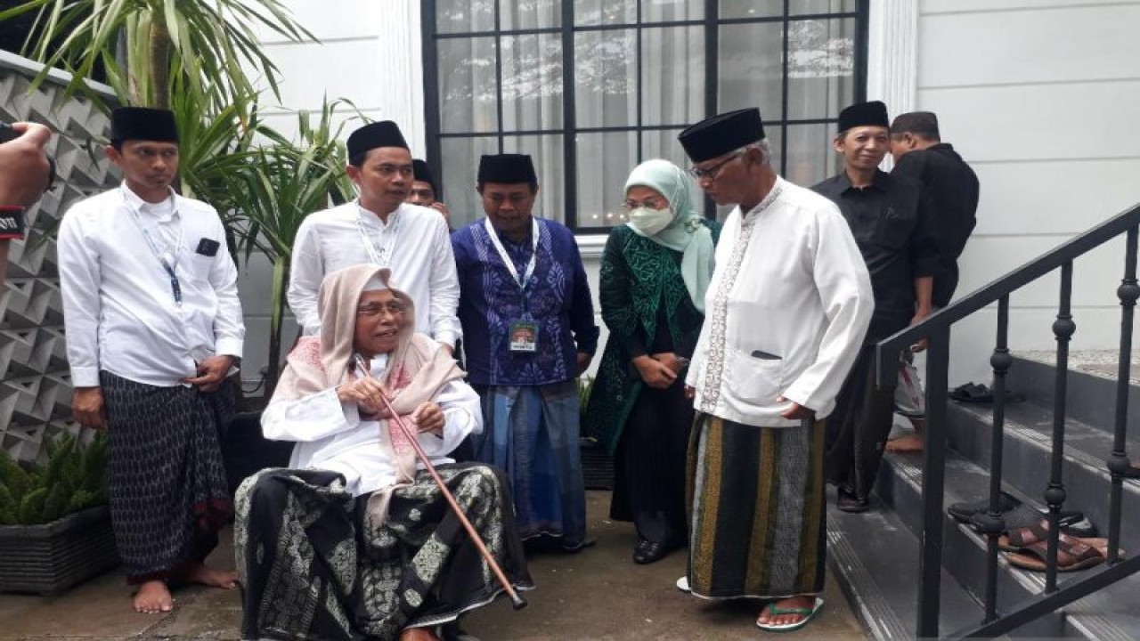 Menteri Ketenagakerjaan Ida Fauziyah saat berkunjung ke PP Al Falah, Desa Ploso, Kecamatan Mojo, Kabupaten Kediri, Jawa Timur. ANTARA/ HO-panitia